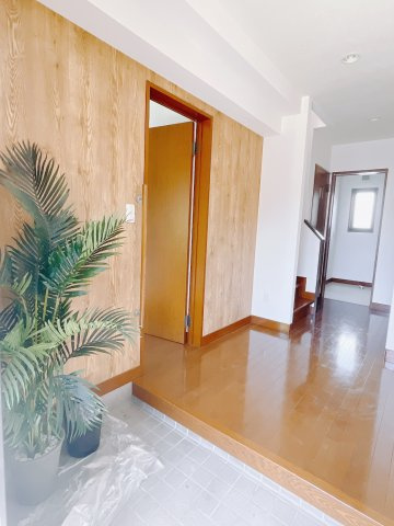 【中古戸建】前橋市青柳町の玄関|■玄関｜毎日の「いってらっしゃい」や「お帰りなさい」を大切なご家族と過ごす玄関は〈使いやすさ〉を追求しております。