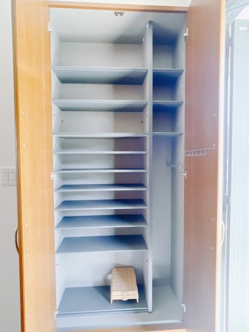 【中古戸建】前橋市青柳町の玄関|■玄関｜太陽の光をたっぷり採り込む南玄関☆ご家族の靴がたくさんしまえる下駄箱付き。お子様の靴がこれから増えても安心な大きさです。