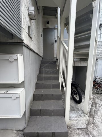 新宿区四谷４丁目のアパートのエントランス