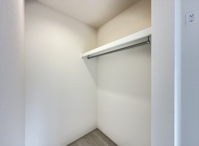 【収納】 | 新座市東2丁目　新築一戸建住宅　全14棟　(志木本店) | オープン型のWICは湿気がこもりにくいので革製品やシーズングッズなどの長期保管にも便利。