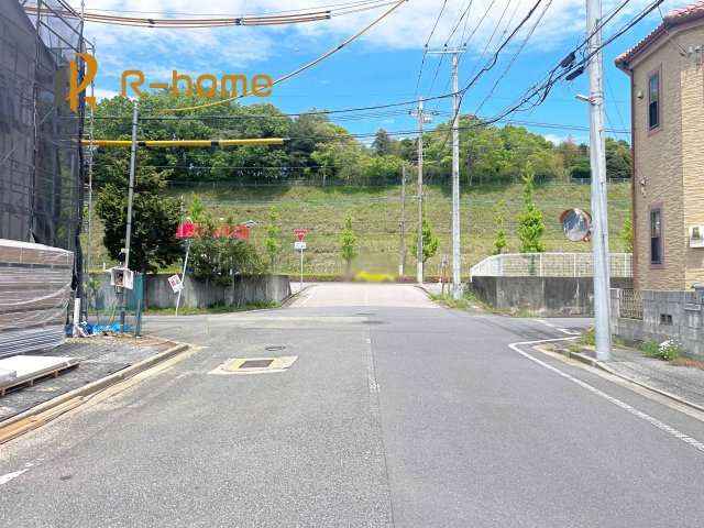 取手市西10期　新築戸建て　1号棟の前面道路含む現地写真|『今から見たい！』大歓迎です♪
お気軽にＲ－ｈomeまでお問い合わせください。