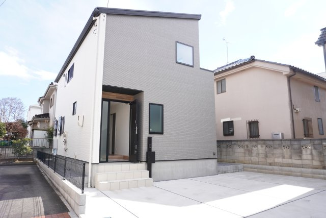 越谷市赤山町3丁目 築浅戸建の外観