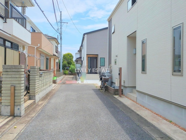 越谷市赤山町3丁目 築浅戸建の前面道路含む現地写真