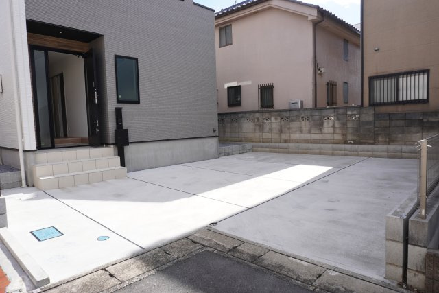 越谷市赤山町3丁目 築浅戸建の駐車場