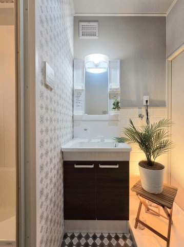 貝塚市名越　中古戸建の洗面所|TOTO洗面台新調！
エコミラー仕様でお風呂上がりも曇らず快適♪