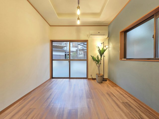 貝塚市名越　中古戸建の洋室|1階6畳　明るい光で照らす、温もりのある快適な洋室