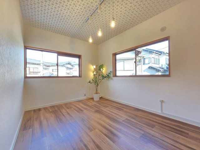 貝塚市名越　中古戸建の洋室|2階6畳　アクセントクロスでシンプルな空間に遊び心を♪