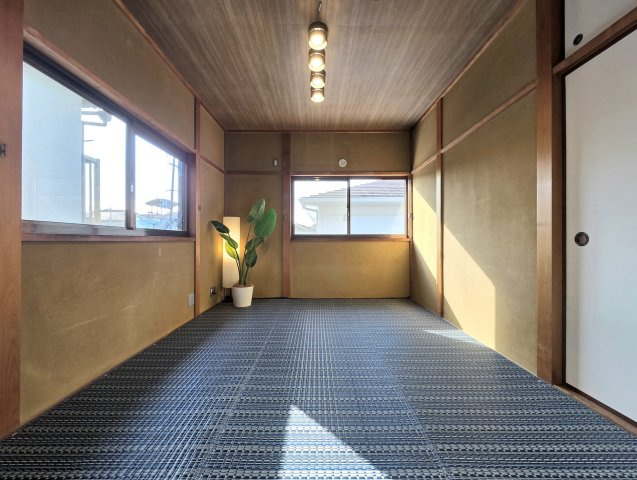 貝塚市名越　中古戸建の和室|2階東側6畳　押入がある日本らしさを感じられる空間。
和室ならではのゆっくりした時間が流れる住まい。