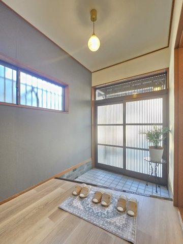 貝塚市名越　中古戸建の玄関|明るい光が差し込む玄関♪