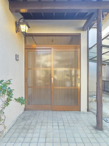 貝塚市名越　中古戸建の玄関|住まいを彩る、趣ある玄関口。