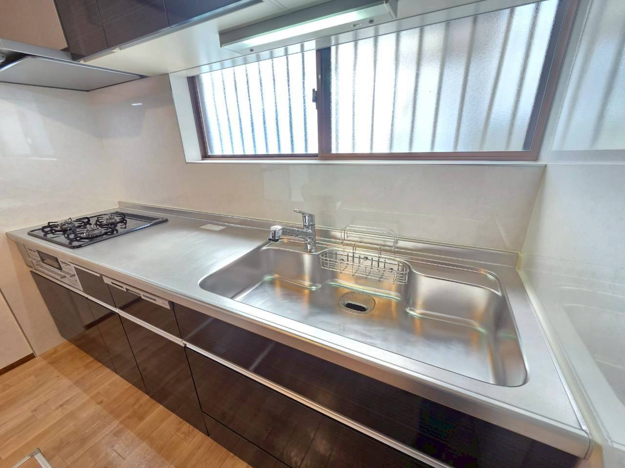 貝塚市名越　中古戸建のキッチン|システムキッチン。ハウスクリーニング済で清潔です。Paloma製コンロを新調。
