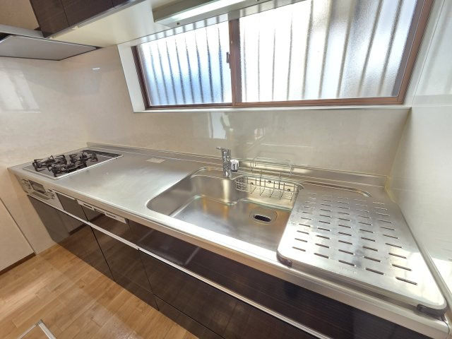 貝塚市名越　中古戸建のキッチン|システムキッチン。ハウスクリーニング済で清潔です。
