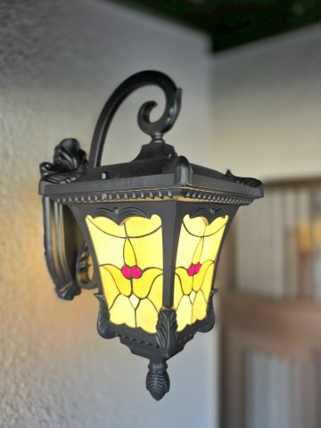 貝塚市名越　中古戸建の玄関|アンティーク調の照明が玄関を照らします。