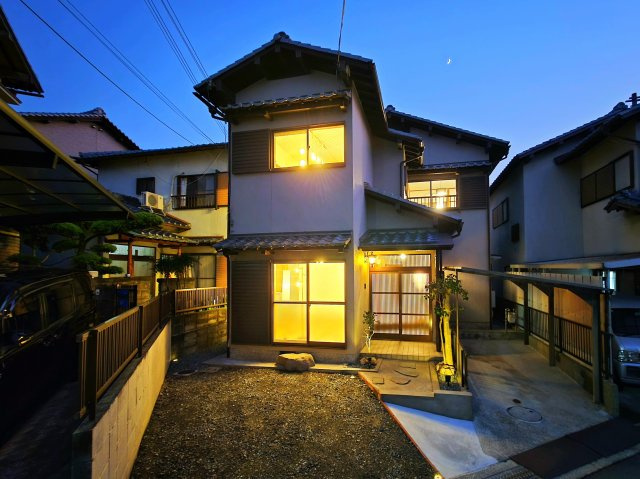 貝塚市名越　中古戸建の外観|時を重ねる風格ある佇まい。あなただけの安らぎの住まい。