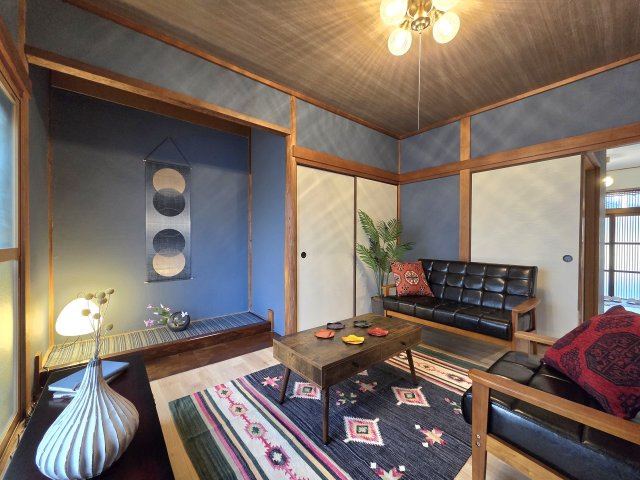 貝塚市名越　中古戸建の内装|プロがセレクトしたセンスの良い新品家具付！
照明と備品も全てプレゼント。引越し後に購入不要で楽チン◎