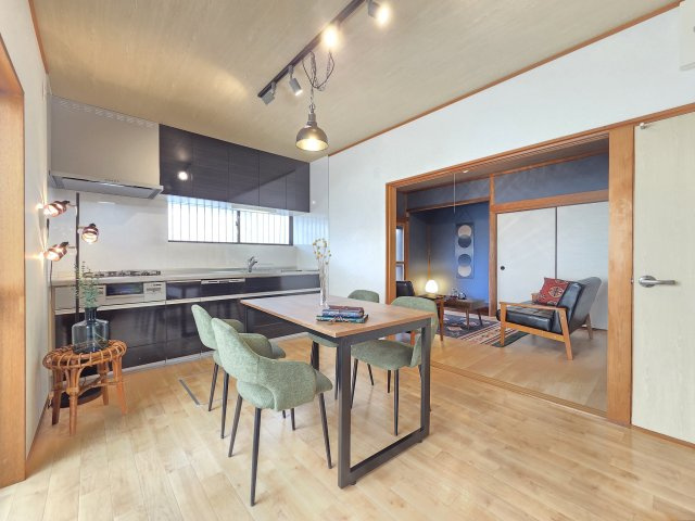 貝塚市名越　中古戸建のダイニング|温もり感じる、家族・友人との団らんの場所。
雰囲気に合わせ、アイアン製のペンダントライトを採用♪