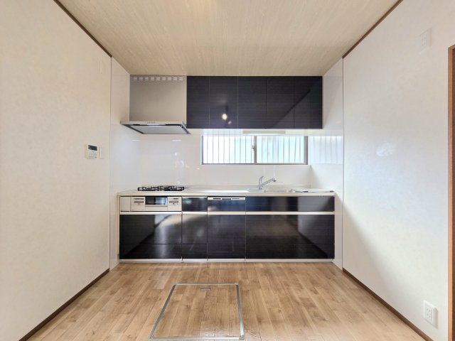 貝塚市名越　中古戸建のキッチン|リフォーム多数の快適なキッチン。毎日の料理もはかどりますね！