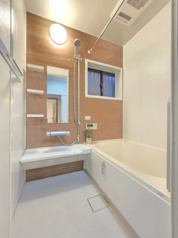 貝塚市名越　中古戸建の浴室|清潔で快適、癒しの空間。修繕多数実施！
足が伸ばせる広い浴槽です♪