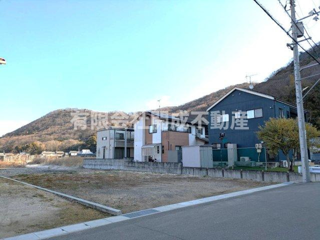 川入売地の前面道路含む現地写真|車通りも少なく、子育ても安心