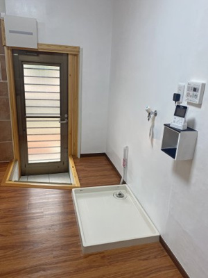 【キッチン】 | 鈴鹿市北堀江２丁目 | ダイニング　勝手口・洗濯機置場