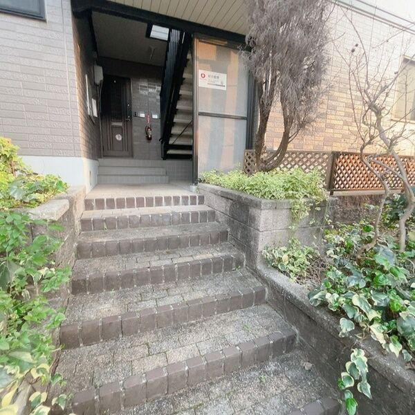 ネオクレストⅢのエントランス