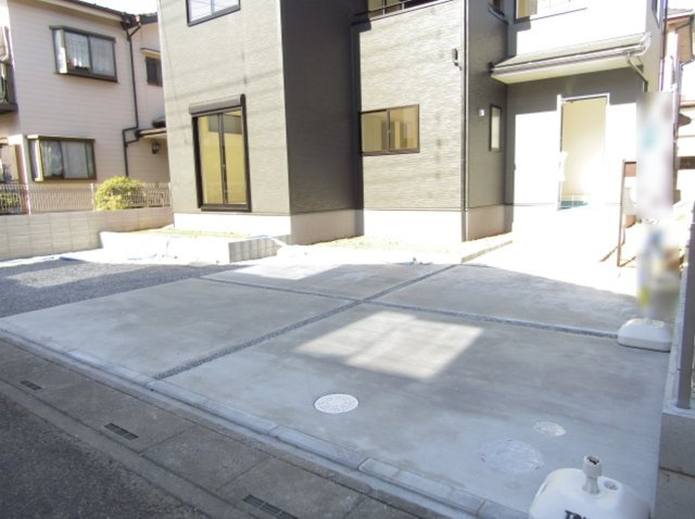 越谷市弥栄町2丁目 新築分譲住宅の駐車場