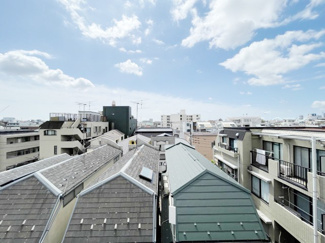 【展望】 | 眼前に広がる空の雄大さと、このお部屋の自慢の一つである「眺望」をご覧ください。毎日、この景色を独り占めできる新生活に夢が広がります。～即日のご見学可能～　お問合せはお気軽にどうぞ。
