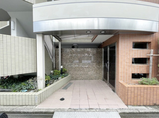 【エントランス】 | オートロックを備えた、マンションのエントランス。やはりセキュリティの観点は欠かすことができません。皆様を“安全”に送り出し、出迎えてくれます。～即日のご見学可能～　お問合せはお気軽にどうぞ。