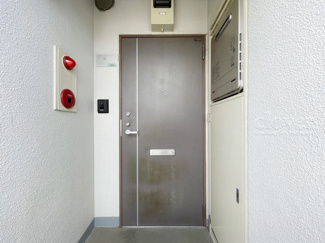 【その他共用部分】 | 皆様をお迎えする、お部屋の玄関ドア。開けやすさや開放角度、ドアノブの操作しやすさや鍵の形状などを、現地で一度ご確認ください。～即日のご見学可能～　お問合せはお気軽にどうぞ。
