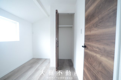 【洋室】 | 座間市立野台2丁目 新築戸建て　全3棟【仲介手数料無料】 | 2階　洋室1（5.1帖）クローゼット