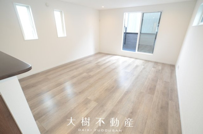 【居間・リビング】 | 座間市立野台2丁目 新築戸建て　全3棟【仲介手数料無料】 | 宅地建物取引士による不動産のご説明・現地のご案内、住宅金融普及協会住宅ローンアドバイザーが住宅ローンのアドバイスから融資実行までのお手伝いをしっかりサポートします♪