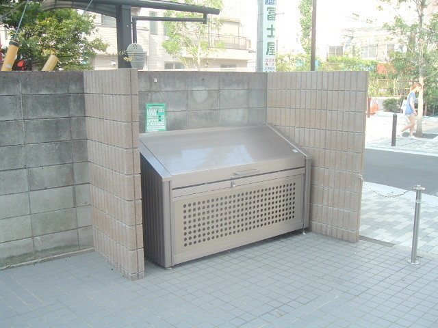 ソレイユ小林のエントランス|敷地内専用ゴミ置場