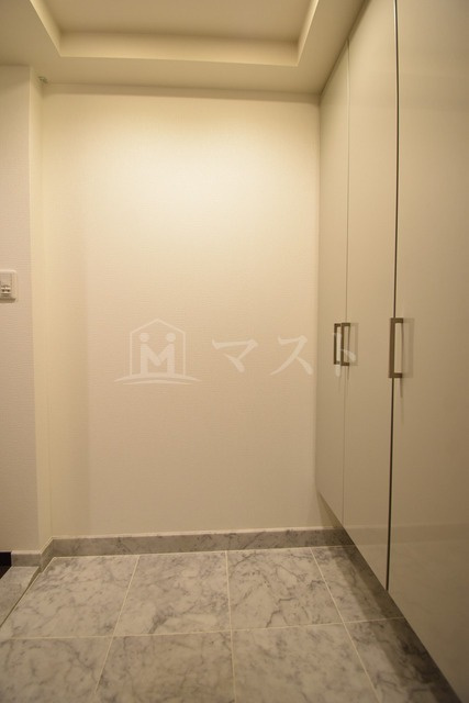 プレサンスロジェ本町の玄関