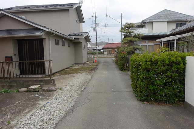 高崎市下中居町　売地の前面道路含む現地写真|南側道路を東から西方向