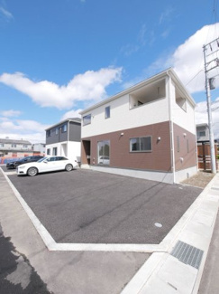 【外観】 | 甲府市青葉町 新築戸建全2棟 完成済 南東角地 車4台並列