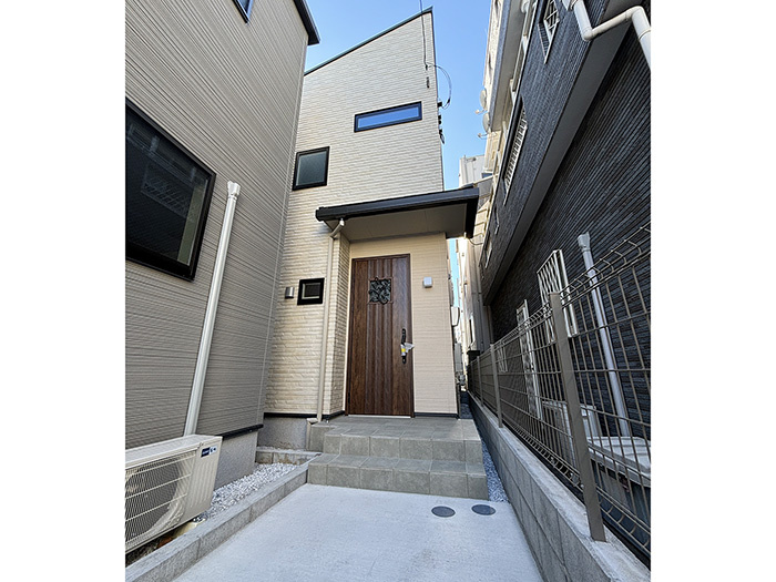 新築戸建　（川崎区小田2丁目）の外観|新築未入居の築浅住宅　JR南武線「川崎新町」駅徒歩9分　2階LDKは16帖超床暖房　対面式キッチン　2SLDK　土地面積97.81㎡　各部屋に収納スペースを完備　2階建住宅