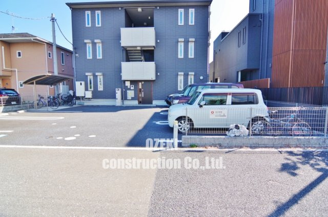 ウエストプラスワンの駐車場