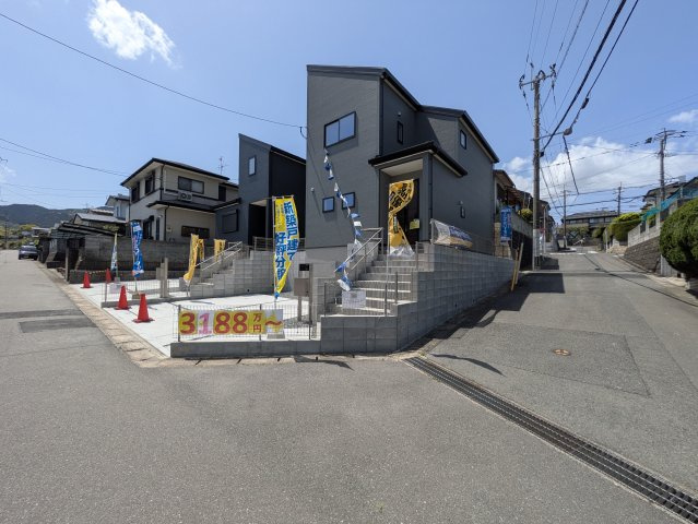 西区野方５丁目　2号棟の前面道路含む現地写真