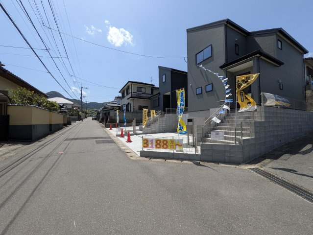 西区野方５丁目　2号棟の前面道路含む現地写真