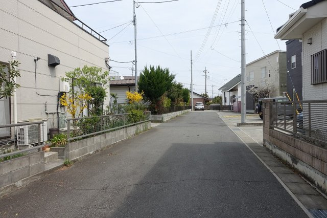 高崎市上小鳥町　中古住宅の前面道路含む現地写真
