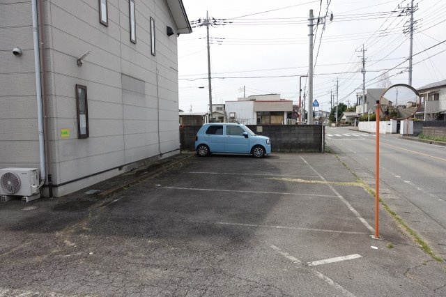 高崎市上小鳥町　中古住宅の駐車場