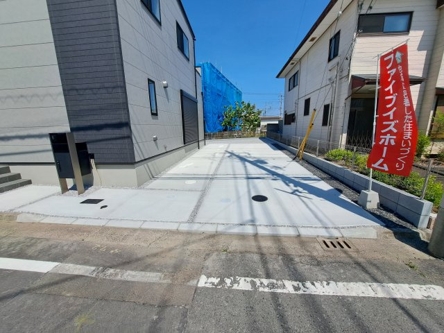 新築　前橋市上新田町の駐車場|現地写真　駐車スペースは建物南側に2台分！北側も砕石敷きなので更に1～2台停められます！