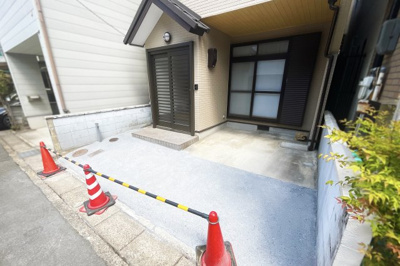 【駐車場】 | 伏見区醍醐南西裏町　中古戸建 | 小学校徒歩2分、中学校徒歩5分ですので、お子様の通学にも安心の距離ですね。