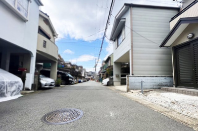 【前面道路含む現地写真】 | 伏見区醍醐南西裏町　中古戸建 | 〈こちらの物件〉に興味がある方はお気軽にお問い合わせ下さい！月々のお支払い希望額からお客様が購入可能な物件の価格をシミュレーション致します(*´▽｀*)