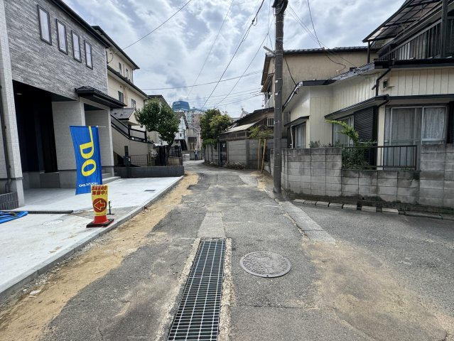 松戸市竹ヶ花新築戸建【北部小学校：7分】の前面道路含む現地写真|北側前面道路