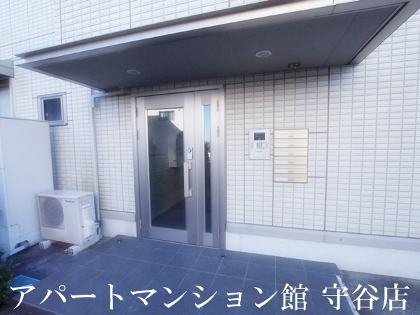 ヒルズひがし野Bのエントランス