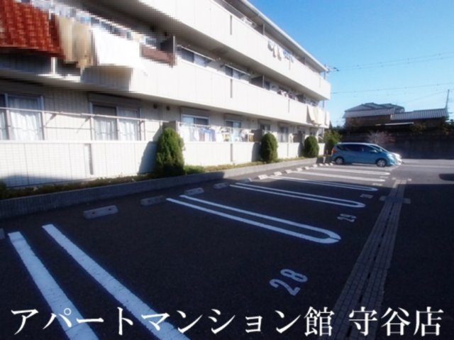 ヒルズひがし野Bの駐車場