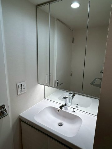 コンフォリアリヴ東池袋の独立洗面台