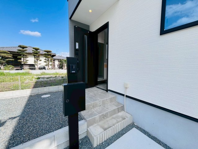 よかタウン／南区富合町杉島1期／2号棟のエントランス|開放感のある玄関。来客時に顔を見て対応できるモニター付きインターホン。