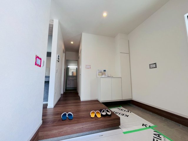 ケイアイグレイス／南区富合町１期／１号棟の玄関|シューズボックスと広い玄関スペース。